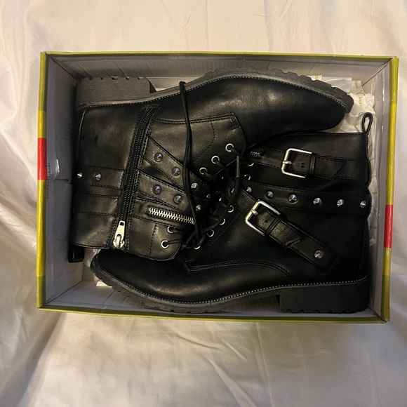 Mossimo Supply Co. Shoes - NWOT Mossimo Supply Co. shoes. Size 9.